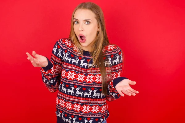 Frustrovaný Mladý Běloch Dívka Nosí Vánoční Svetry Červeném Pozadí Cítí — Stock fotografie