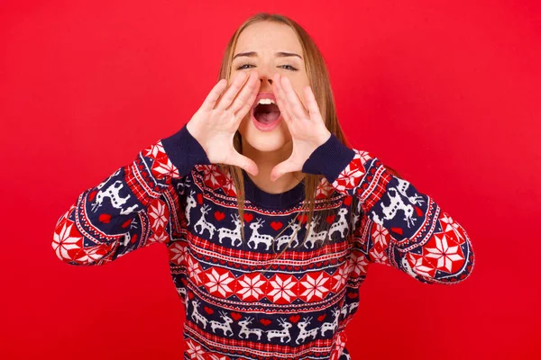 Genç Beyaz Kız Kırmızı Arka Planda Noel Süveteri Giyiyor Heyecanlı — Stok fotoğraf