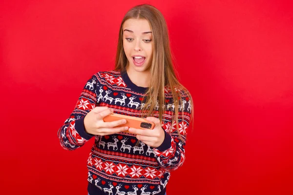 Retrato Uma Jovem Caucasiana Excitada Vestindo Camisola Natal Fundo Vermelho — Fotografia de Stock