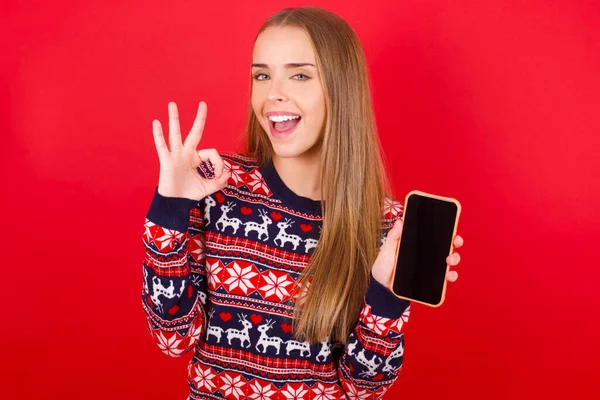 Jovem Caucasiano Menina Vestindo Camisolas Natal Fundo Vermelho Segurando Mãos — Fotografia de Stock