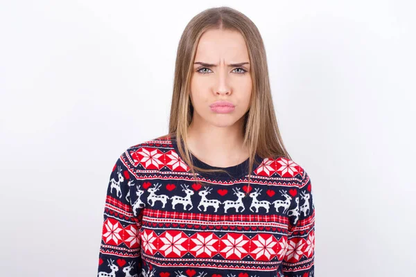 Ofendido Insatisfecho Joven Caucásico Chica Usando Navidad Suéteres Sobre Fondo —  Fotos de Stock