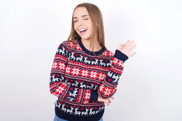 Överlycklig Framgångsrik Ung Kaukasiska Flicka Bär Jul Tröjor Vit Bakgrund — Stockfoto