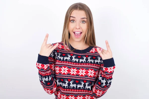 Joven Chica Caucásica Usando Suéteres Navidad Sobre Fondo Blanco Hace —  Fotos de Stock