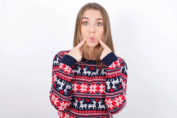Ung Kaukasiska Flicka Bär Jul Tröjor Vit Bakgrund Korsar Ögon — Stockfoto