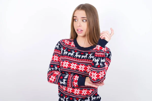 Förbluffad Ung Kaukasiska Flicka Bär Jul Tröjor Vit Bakgrund Ser — Stockfoto