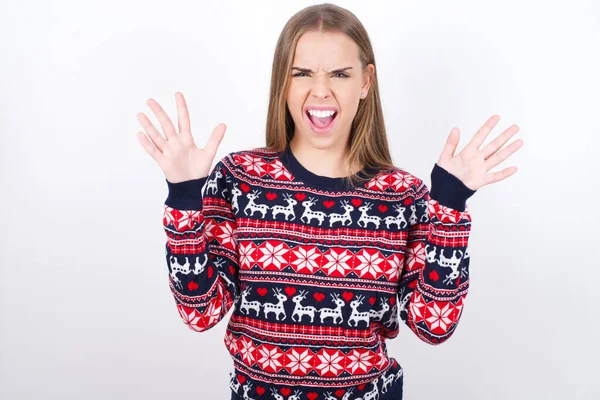 Loco Indignado Joven Chica Caucásica Vistiendo Suéteres Navidad Sobre Fondo —  Fotos de Stock