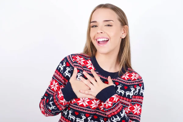 크리스마스 스웨터를 배경에 행복을 표현하고 즐겁게 가슴에 코카서스 — 스톡 사진
