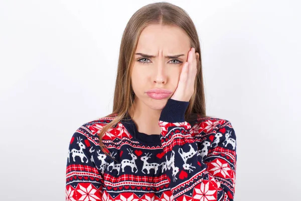 Smutný Osamělý Mladý Běloch Dívka Nosí Vánoční Svetry Bílém Pozadí — Stock fotografie
