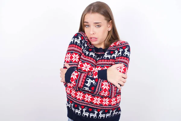 Ung Kaukasiska Flicka Bär Jul Tröjor Vit Bakgrund Skakar Och — Stockfoto