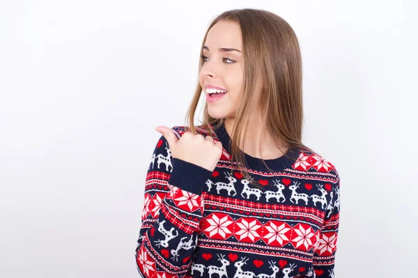 Joven Chica Caucásica Con Suéteres Navidad Puntos Fondo Blanco Distancia —  Fotos de Stock