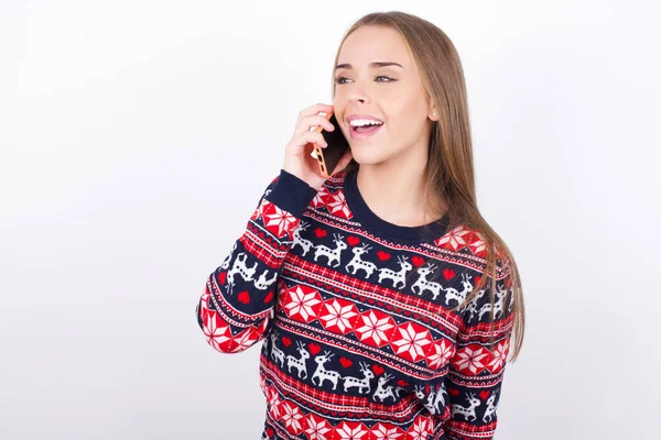Agradable Mirada Feliz Joven Chica Caucásica Usando Suéteres Navidad Sobre —  Fotos de Stock