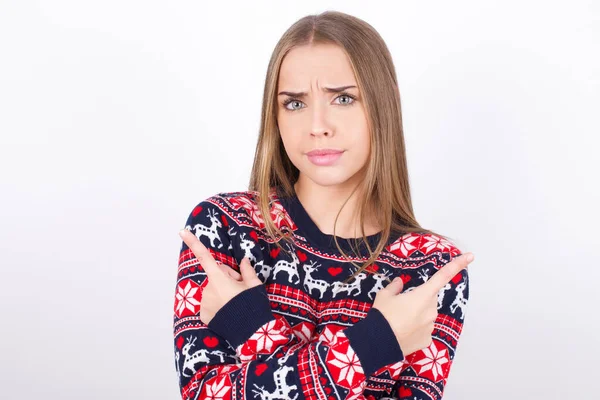 Serious Joven Chica Caucásica Con Suéteres Navidad Sobre Fondo Blanco —  Fotos de Stock
