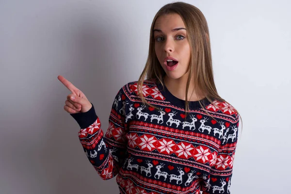 Emotiv Ung Kaukasisk Flicka Bär Jul Tröjor Vit Bakgrund Håller — Stockfoto
