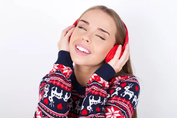 Jong Blank Meisje Draagt Kerst Truien Witte Achtergrond Glimlacht Het — Stockfoto