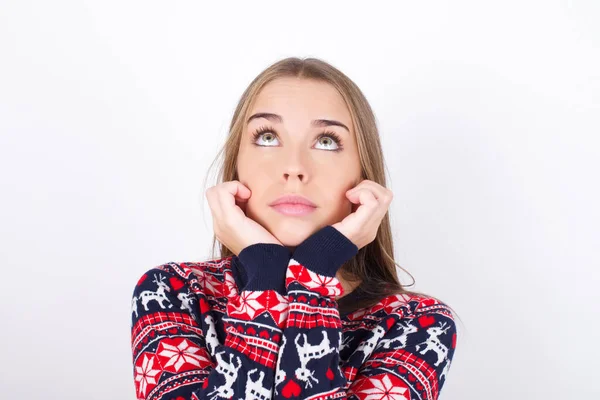 Retrato Triste Joven Chica Caucásica Usando Suéteres Navidad Sobre Fondo —  Fotos de Stock