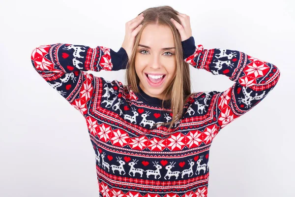 Alegre Alegre Muchacha Caucásica Joven Usando Suéteres Navidad Sobre Fondo —  Fotos de Stock