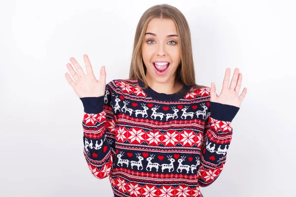 Deleitado Positivo Joven Chica Caucásica Con Suéteres Navidad Sobre Fondo —  Fotos de Stock