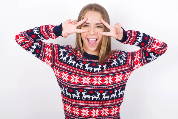 Alegre Positivo Joven Caucásico Chica Usando Navidad Suéteres Blanco Fondo — Foto de Stock