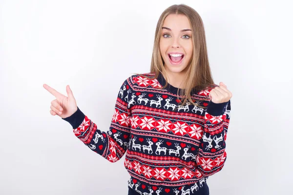 Ung Kaukasiska Flicka Bär Jul Tröjor Vita Bakgrundspunkter Tomt Utrymme — Stockfoto