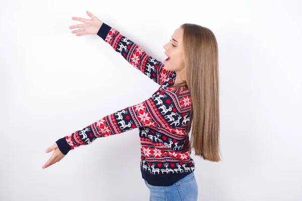 Lustig Erstaunt Junge Kaukasische Mädchen Tragen Weihnachtspullover Auf Weißem Hintergrund — Stockfoto