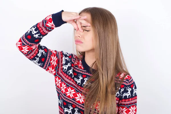 Trauriges Junges Kaukasisches Mädchen Mit Weihnachtspullover Auf Weißem Hintergrund Das — Stockfoto