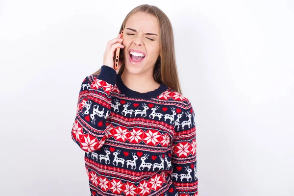Muchacha Caucásica Joven Feliz Overemotive Que Usa Suéteres Navidad Fondo —  Fotos de Stock