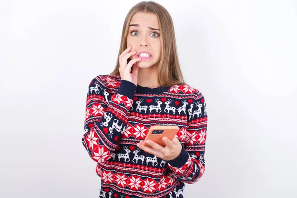 Medo Engraçado Jovem Caucasiano Menina Vestindo Camisolas Natal Fundo Branco — Fotografia de Stock