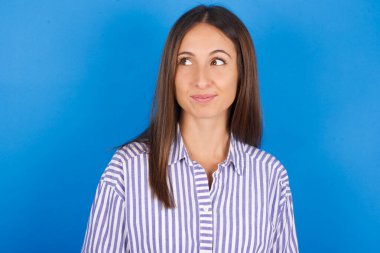 Güzel genç bir kadın boş alana bakıyor düşünceli.