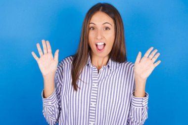 İyimser genç kadın sevinçten avuçlarını kaldırıyor, birinden müthiş bir hediye aldığına seviniyor, yüksek sesle bağırıyor, heyecanlı bir manken gibi çığlık atıyor..