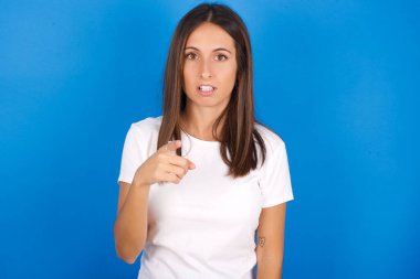 Şok olmuş genç ve güzel bir kadın şaşkın bir ifadeyle seni işaret ediyor.