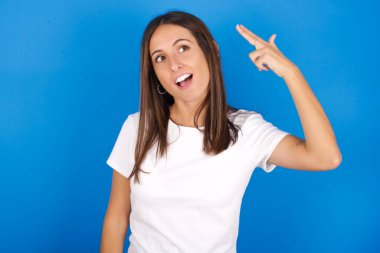 Güzel genç bir kadın şakakta parmaklarıyla ateş ediyor ve intihar jesti yapıyor. Komik manken parmak tabancası yapar.