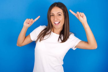 Neşeli, güzel, genç bir kadın saç modelini gösteriyor.