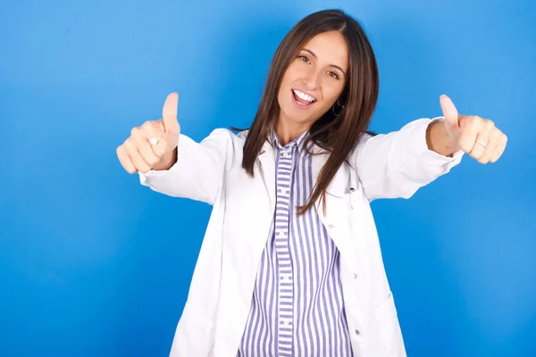 Schöne Junge Frau Zustimmend Positive Geste Mit Der Hand Daumen — Stockfoto