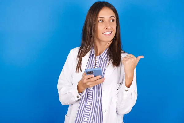 Krásná Latinská Žena Pomocí Textování Chytrým Telefonem Ukazuje Palcem Nahoru — Stock fotografie
