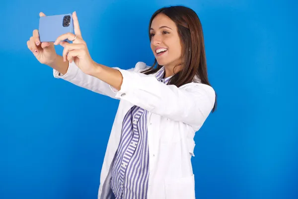 Beautiful Latin Woman Taking Selfie Post Social Media Having Video — Stock Photo, Image