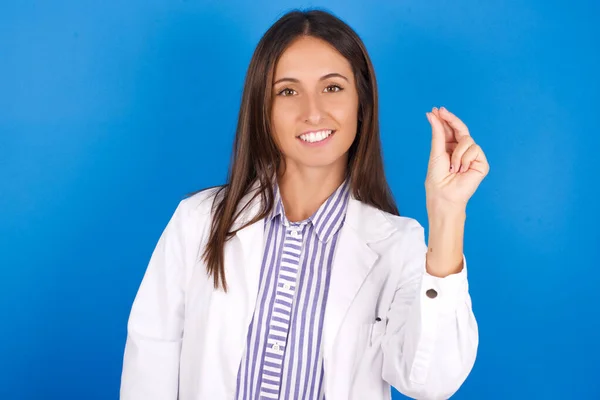 Schöne Lateinische Frau Zeigt Nach Oben Mit Der Hand Zeigt — Stockfoto