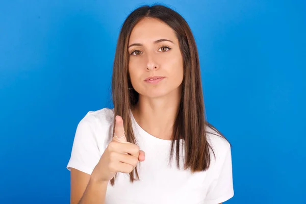 Hermosa Joven Frustrada Señalando Hacia Frente — Foto de Stock