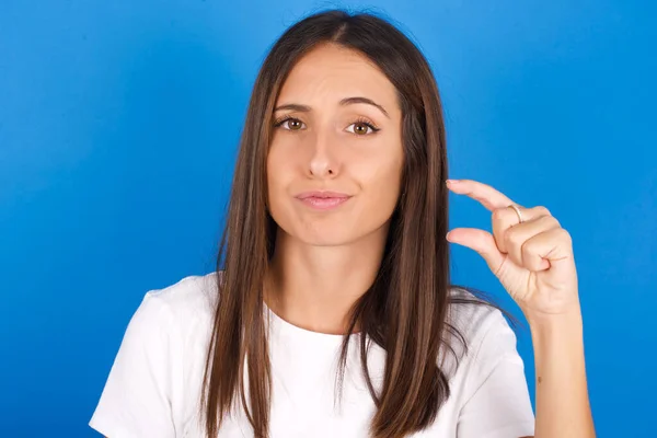 Unzufriedene Schöne Junge Frau Formt Kleine Handzeichen Zeigt Etwas Nicht — Stockfoto