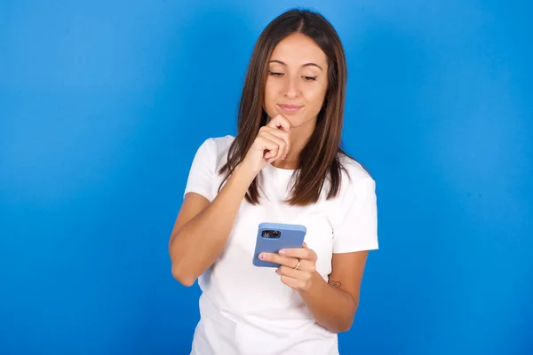 Pensativo Feliz Hermosa Joven Mujer Mantenga Mirada Teléfono Espacio Copia —  Fotos de Stock