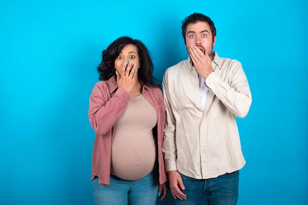 Emotionales Junges Paar Das Ein Baby Vor Blauem Hintergrund Erwartet — Stockfoto