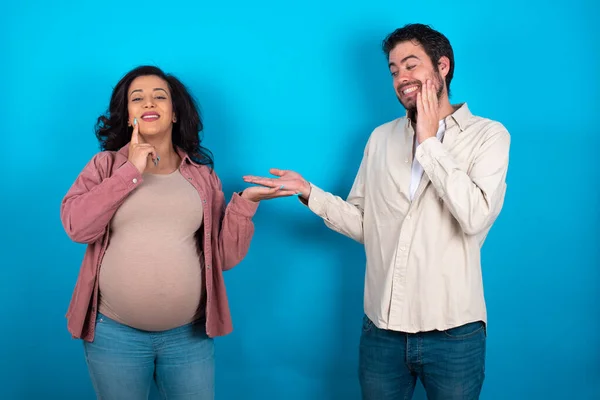 Lustiges Junges Paar Erwartet Ein Baby Das Vor Blauem Hintergrund — Stockfoto