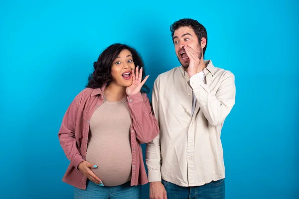 Junges Paar Erwartet Baby Vor Blauem Hintergrund Und Hört Unglaubliche — Stockfoto