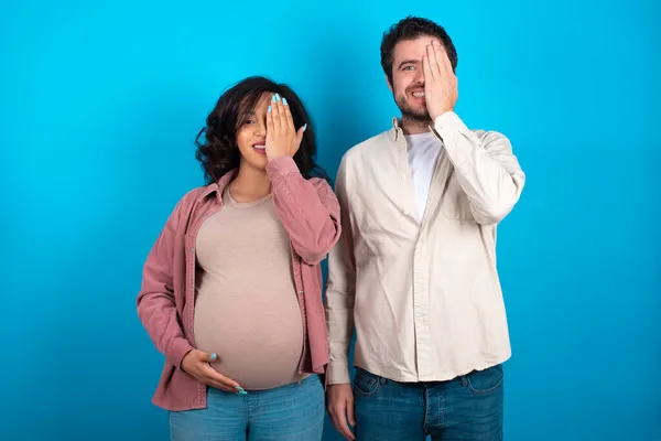 Junges Paar Erwartet Ein Baby Vor Blauem Hintergrund Das Ein — Stockfoto
