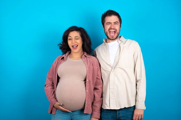 Junges Paar Erwartet Ein Baby Vor Blauem Hintergrund Und Blickt — Stockfoto