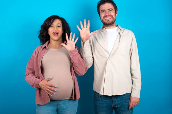 Junges Paar Erwartet Ein Baby Das Vor Blauem Hintergrund Steht — Stockfoto