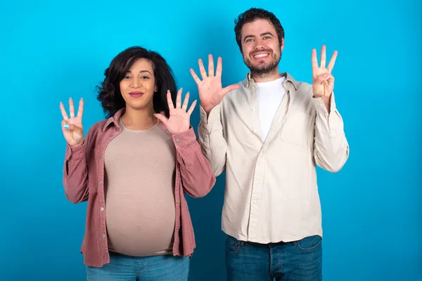 Junges Paar Erwartet Ein Baby Das Vor Blauem Hintergrund Steht — Stockfoto