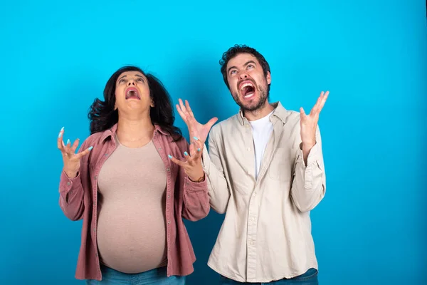 Junges Paar Erwartet Ein Baby Vor Blauem Hintergrund Verrückt Und — Stockfoto