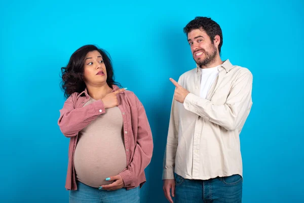 Junges Paar Erwartet Ein Baby Vor Blauem Hintergrund Zeigt Besorgt — Stockfoto