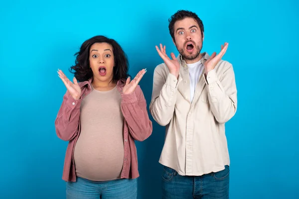 Überraschtes Verängstigtes Junges Paar Erwartet Ein Baby Vor Blauem Hintergrund — Stockfoto