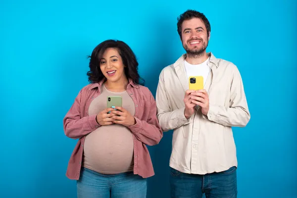 Junges Paar Erwartet Ein Baby Vor Blauem Hintergrund Genießt Distanzierte — Stockfoto